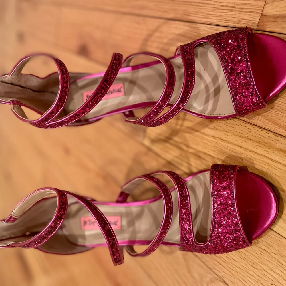 BETSY JOHNSON FUCHSIA HEELED SANDAL - Picture 3 of 3